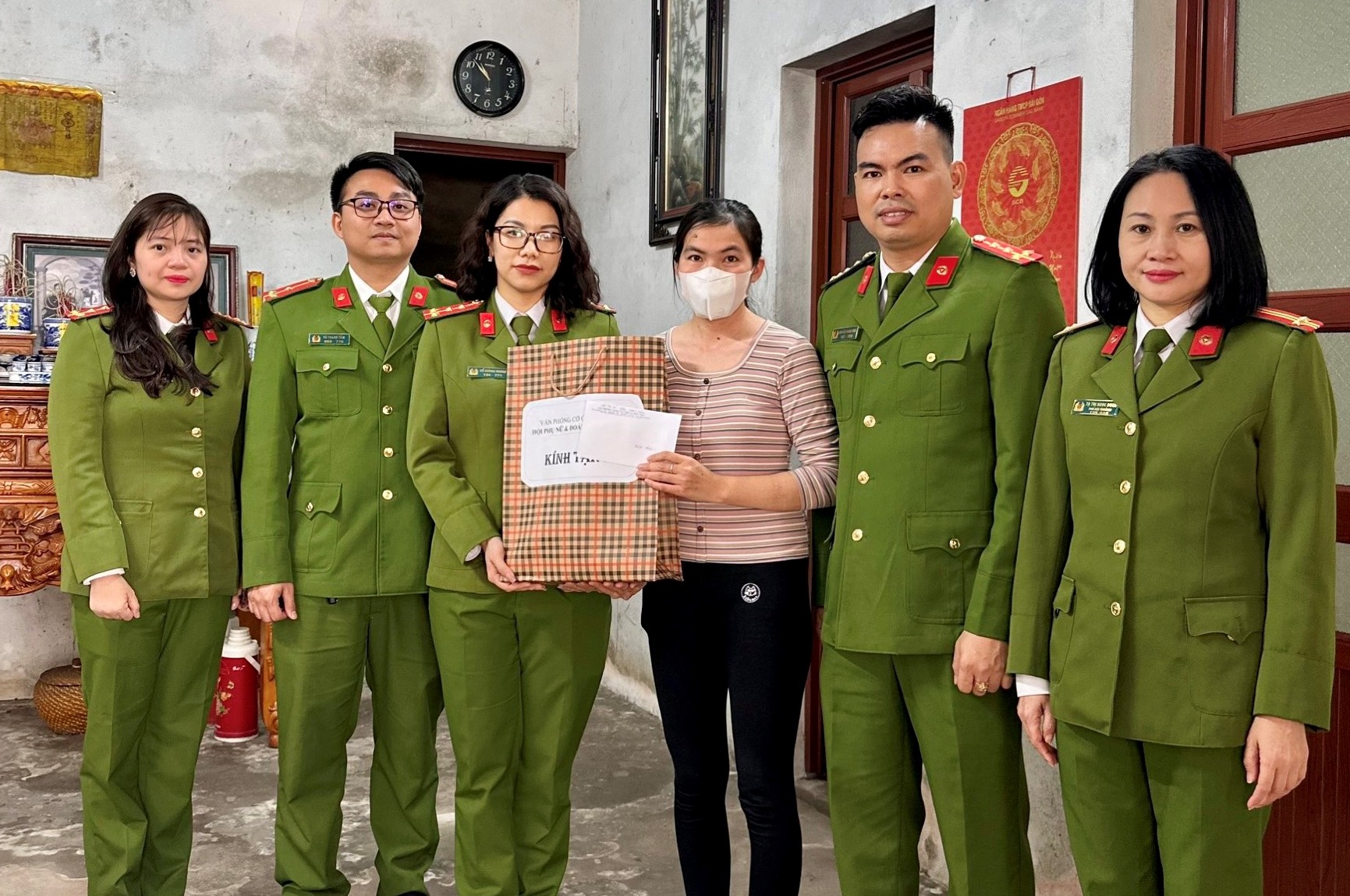 Đoàn thể Văn phòng Cơ quan Cảnh sát điều tra -CATP: Thăm và quà 5 gia đình khó khăn tại xã Việt Hải (Cát Hải)